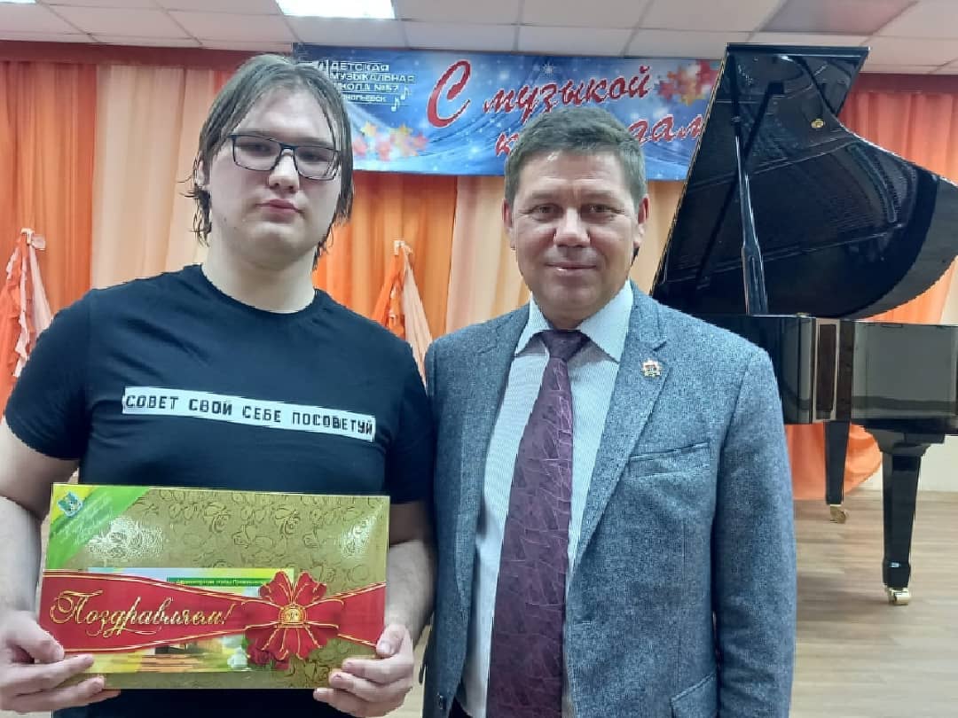юных художник - ГАУ МИХАИЛ и мэр г. Прокопьевска Мамаев Андрей Борисович